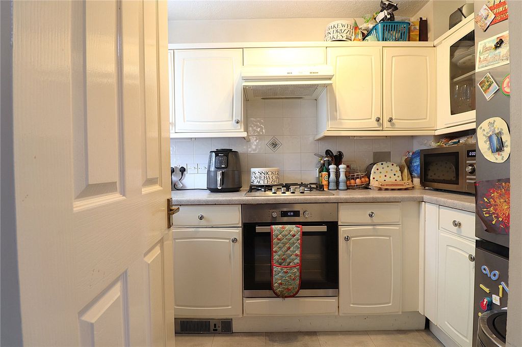 Property photo 3 of 11 Kitchen