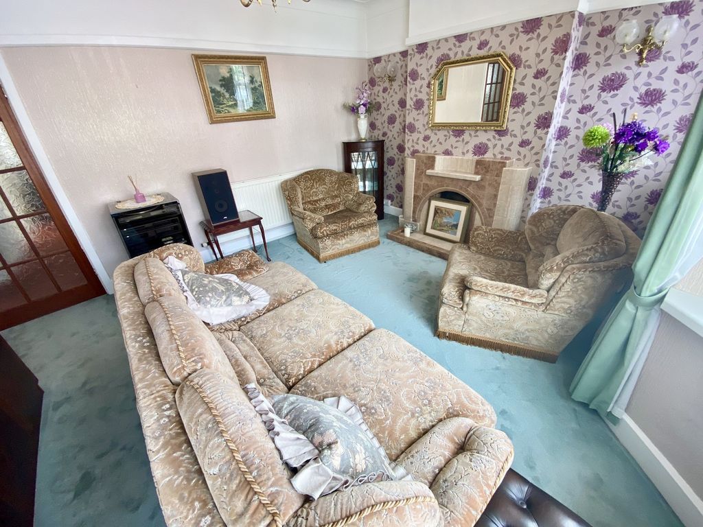 Property photo 3 of 13 Lounge