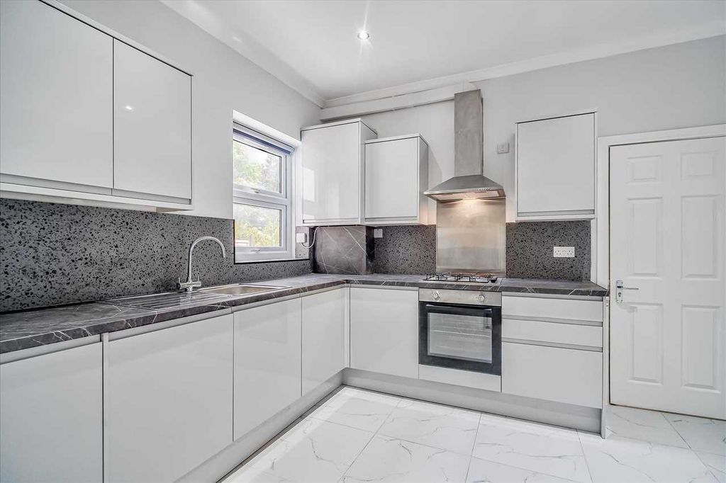 Property photo 2 of 9 Kitchen