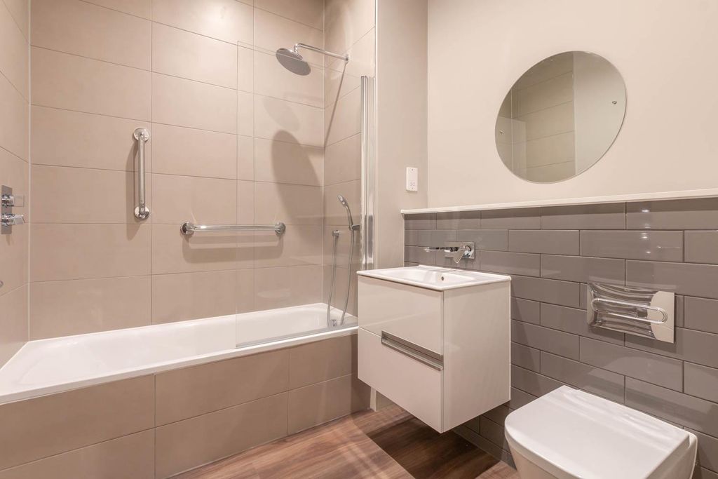 Property photo 3 of 8 Bathroom