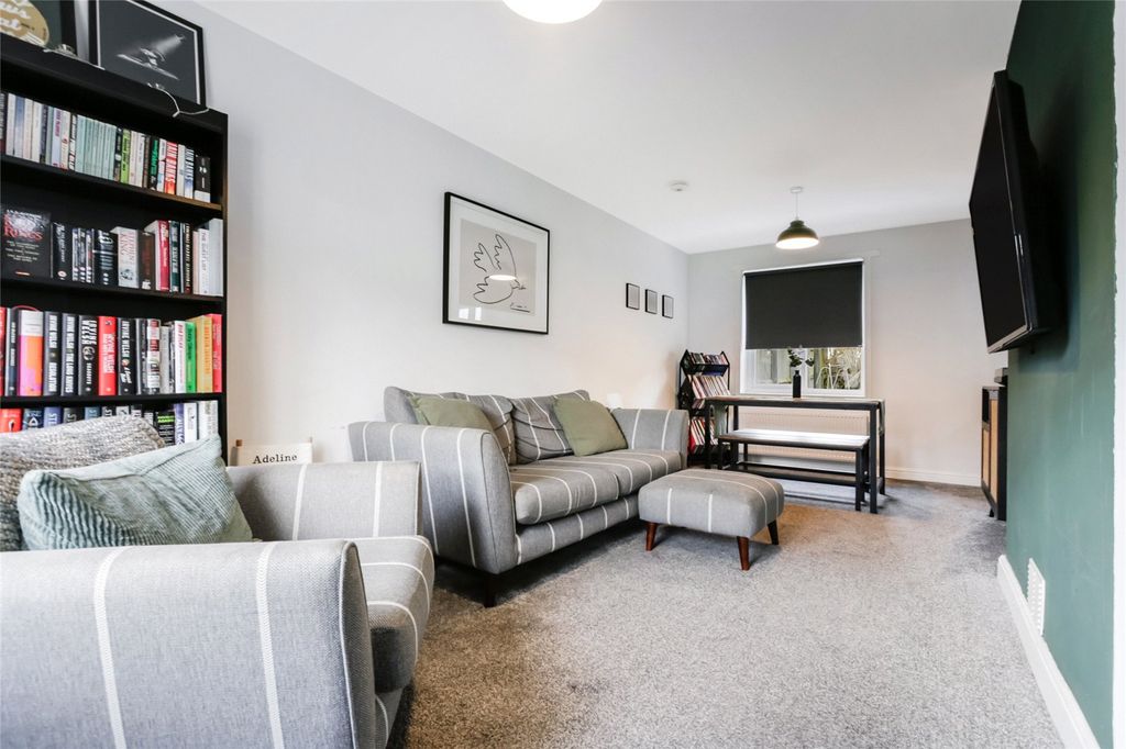 Property photo 2 of 23 Lounge