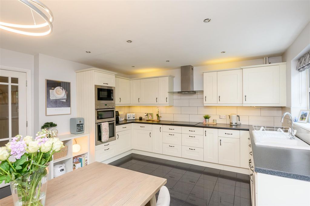 Property photo 2 of 15 Kitchen
