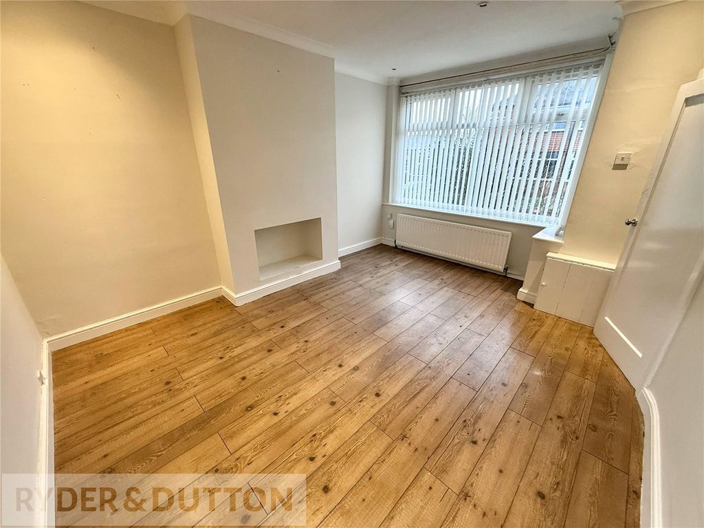 Property photo 3 of 19 Lounge