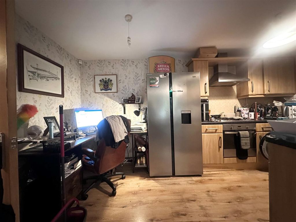 Property photo 3 of 9 Kitchen