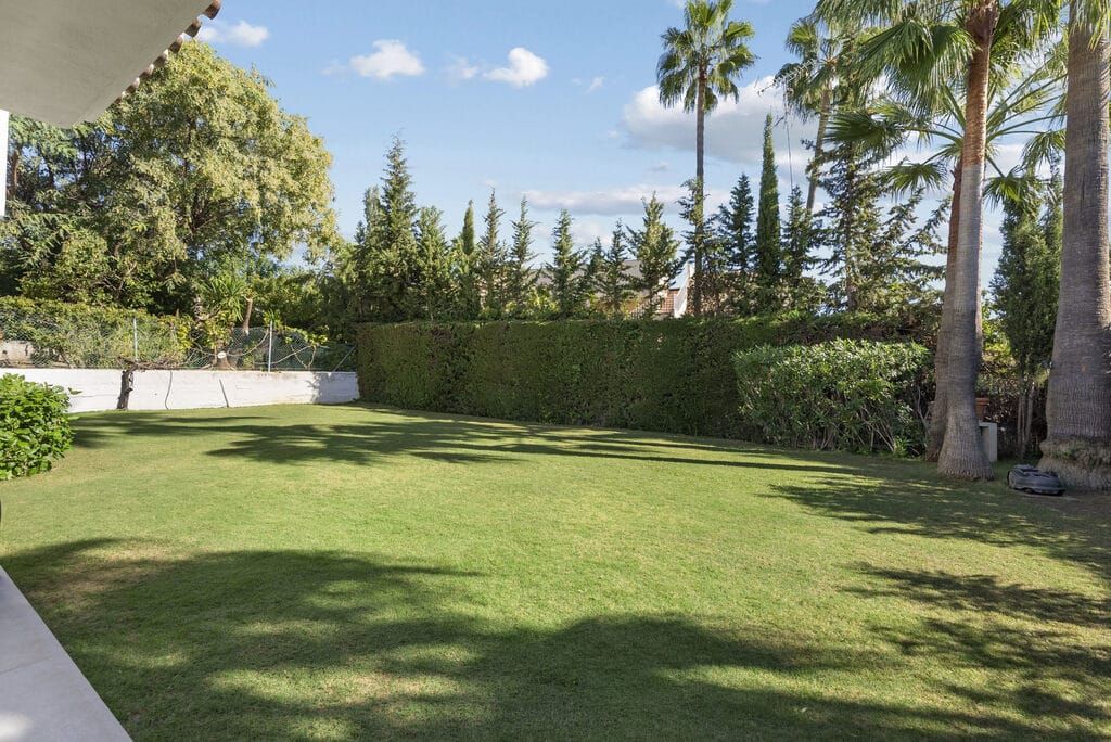 Property photo 3 of 18 Nueva Andalucia Villa Esmarv174 3