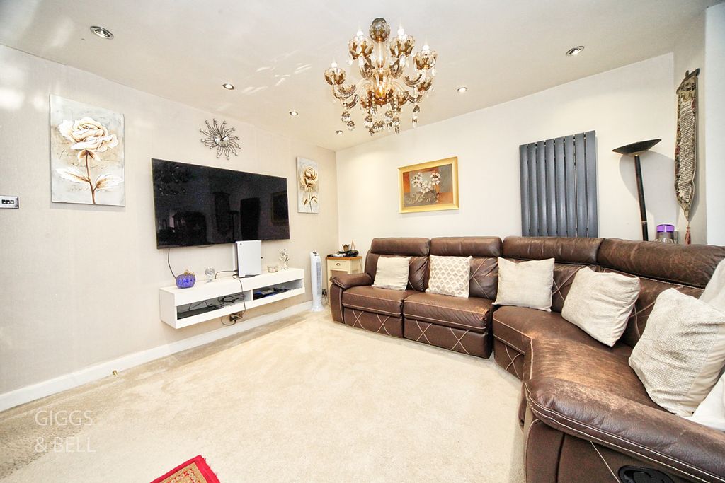 Property photo 3 of 17 3717343