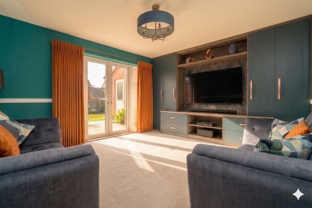 Property photo 2 of 27 Lounge