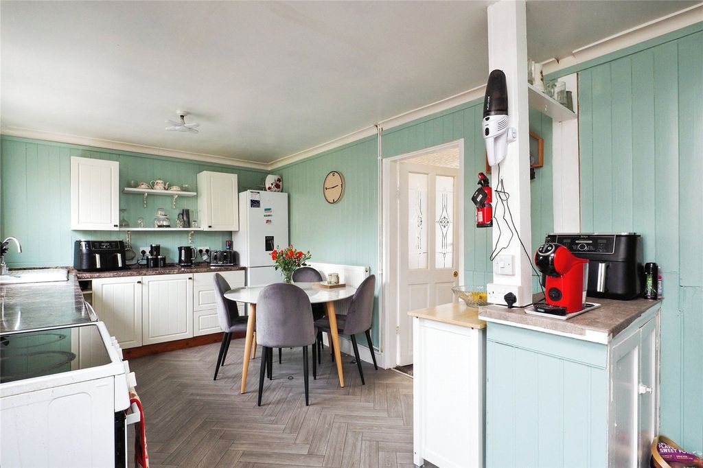 Property photo 2 of 17 Fitted Kitchen