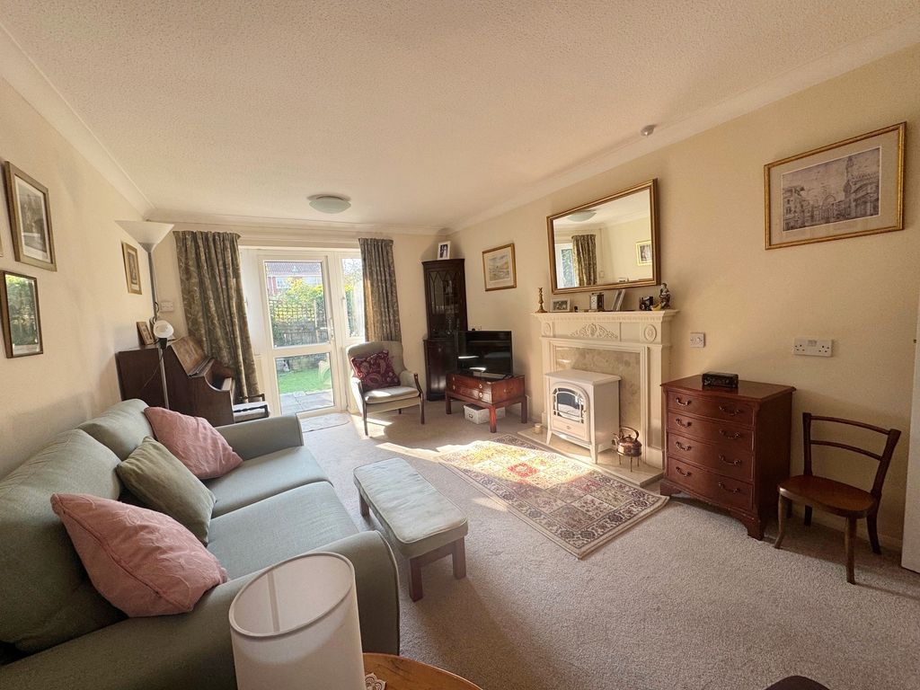 Property photo 2 of 16 Lounge