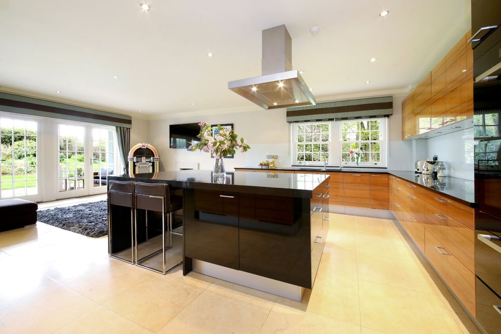 Property photo 3 of 13 Kitchen/Breakfast