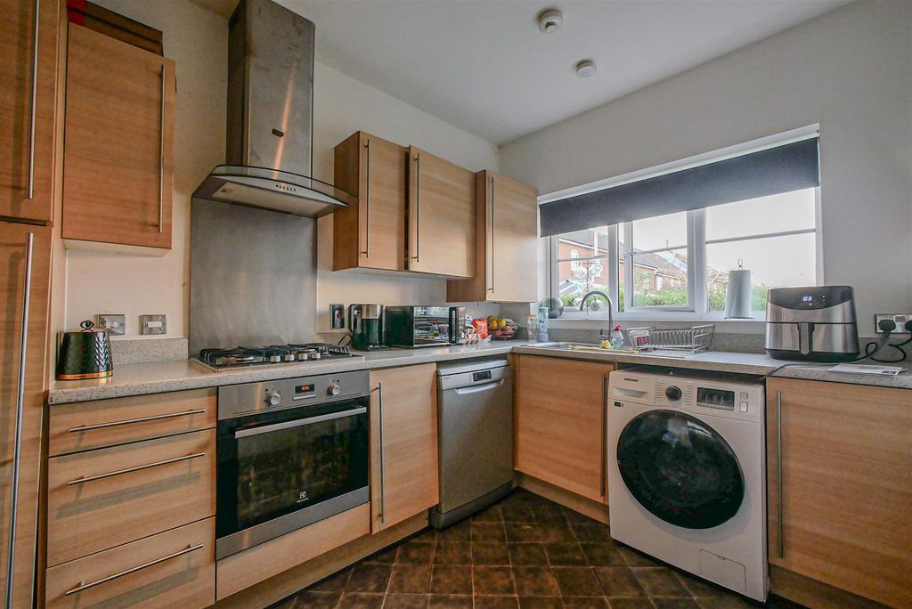 Property photo 3 of 11 Kitchen