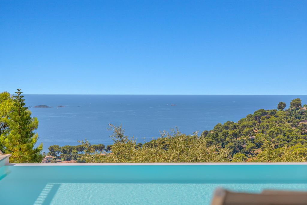 Property photo 1 of 8 Villa With Swimming Pool And Exceptional Sea View