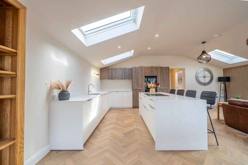 Property photo 3 of 25