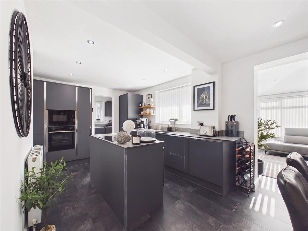 Property photo 2 of 15 Dining Kitchen