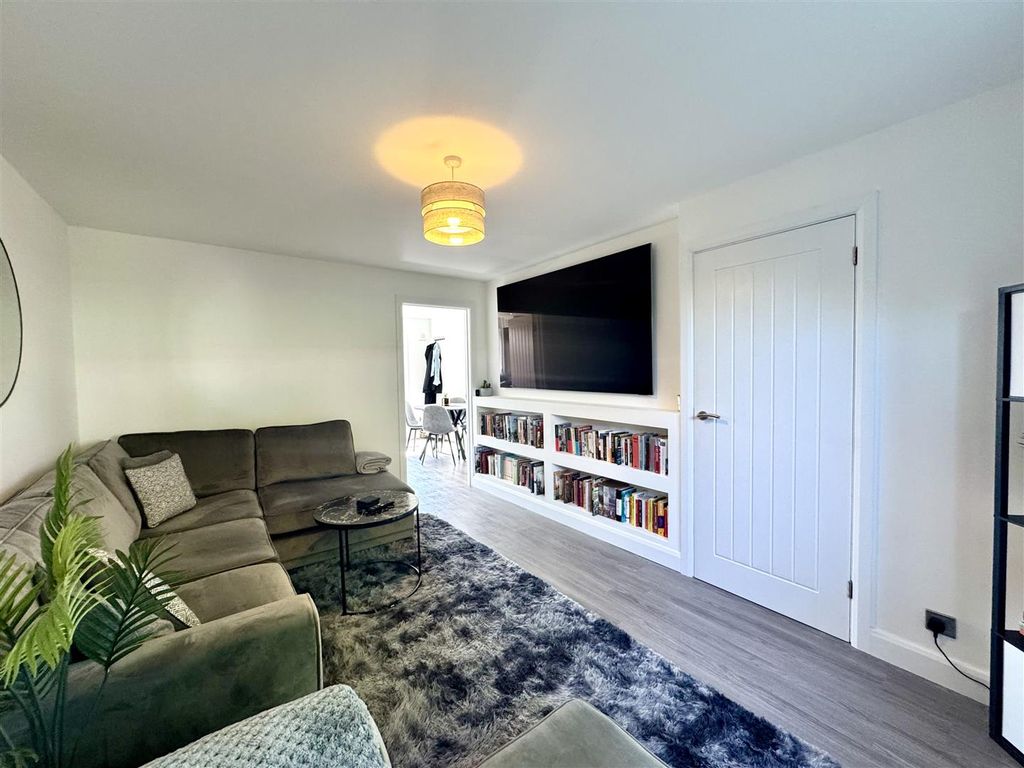 Property photo 3 of 20 Lounge