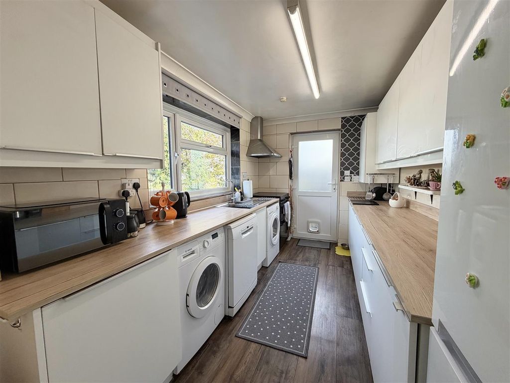 Property photo 3 of 17 Kitchen