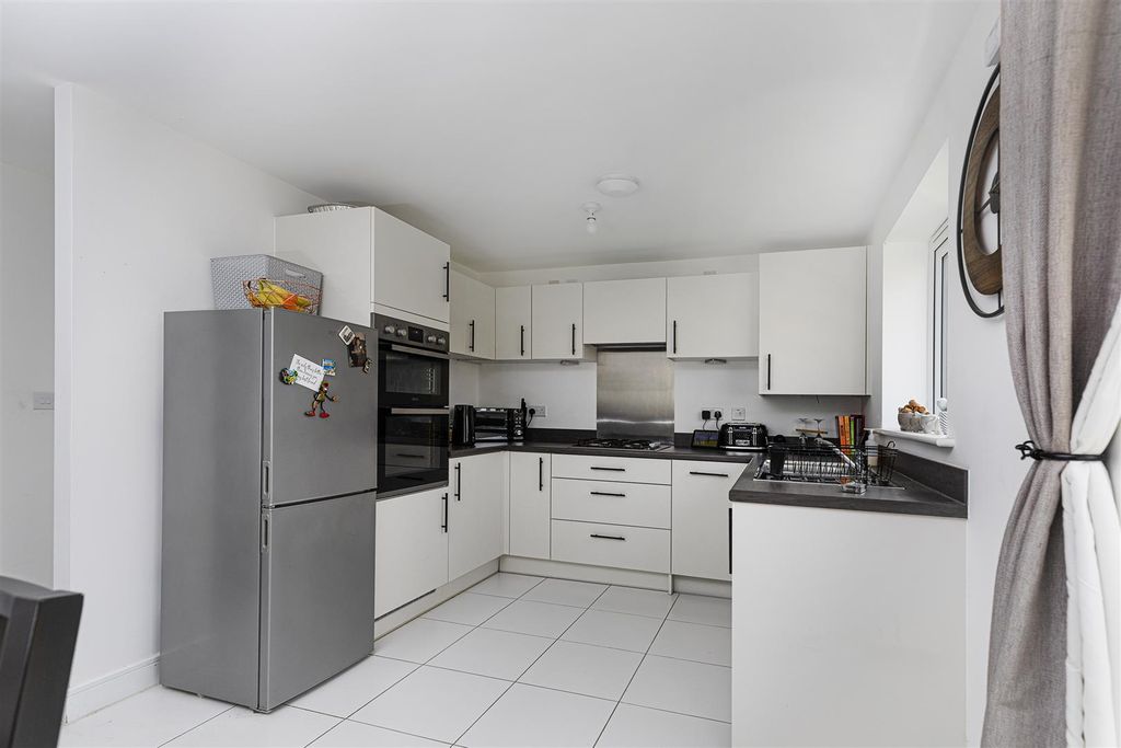 Property photo 3 of 31 Dining Kitchen
