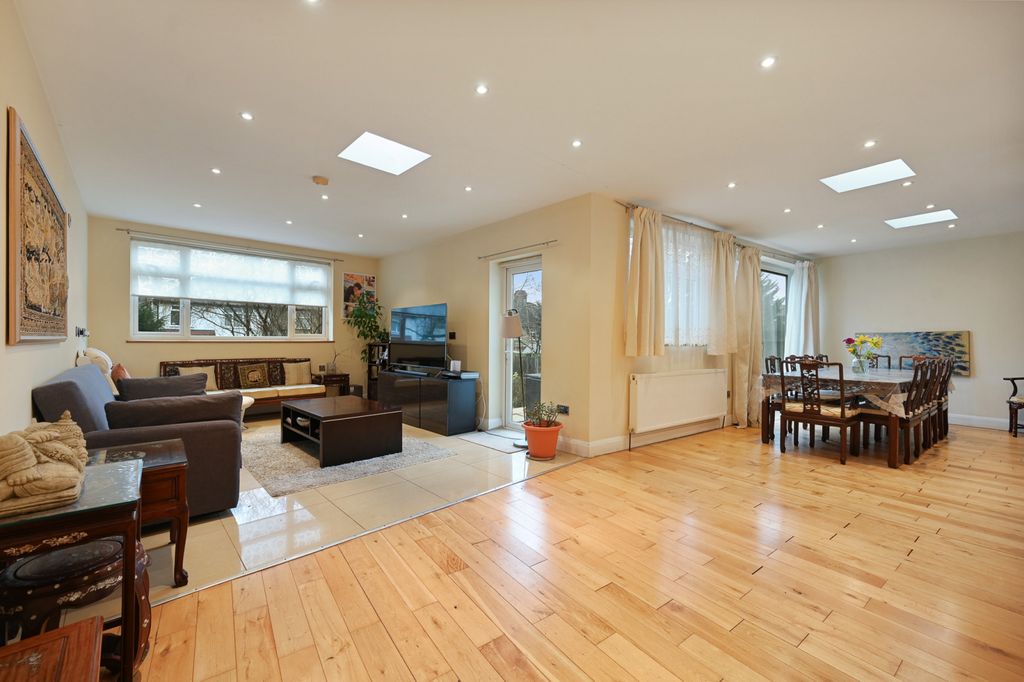 Property photo 3 of 16 Reception