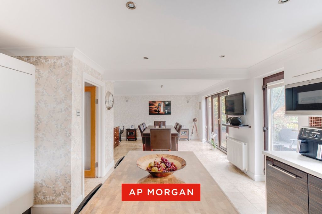 Property photo 2 of 33 Picture No. 05