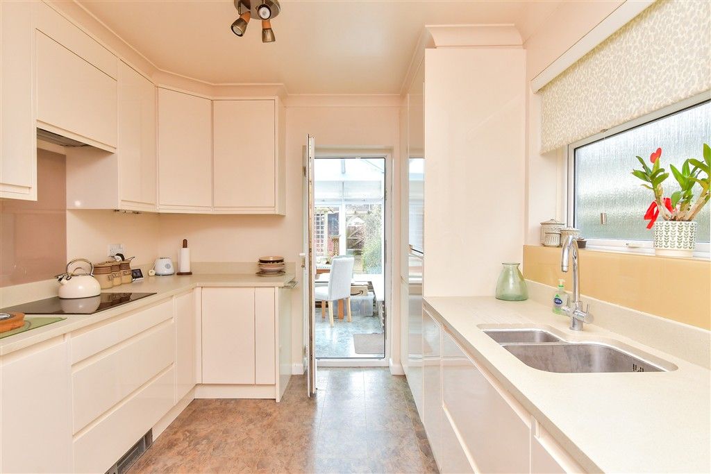 Property photo 3 of 10 Kitchen