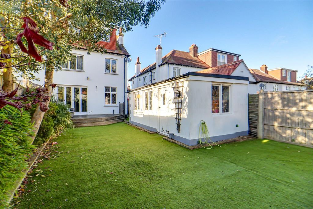 Property photo 2 of 25