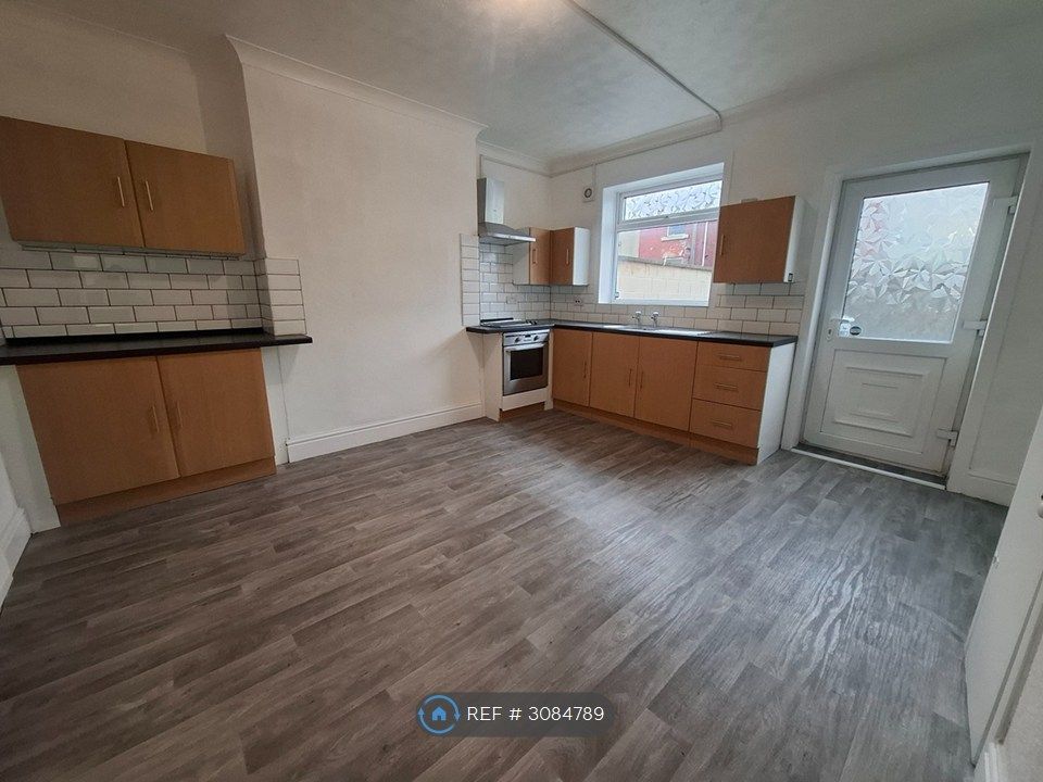 Property photo 3 of 8 Kitchen