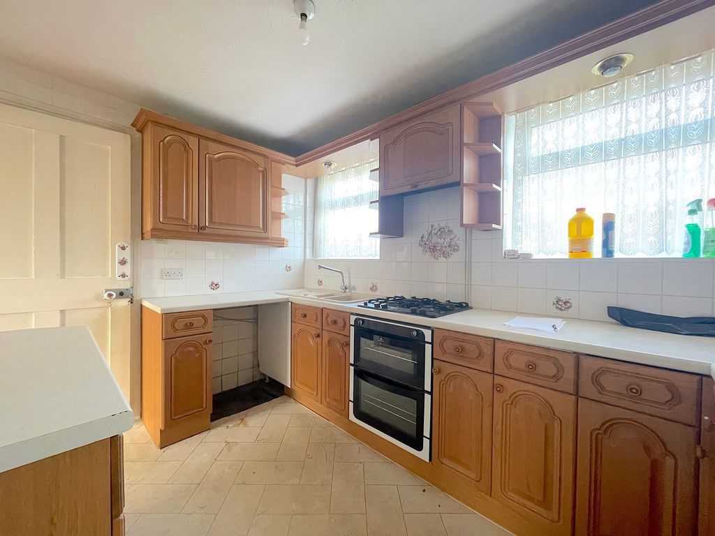 Property photo 3 of 18 Kitchen (1)