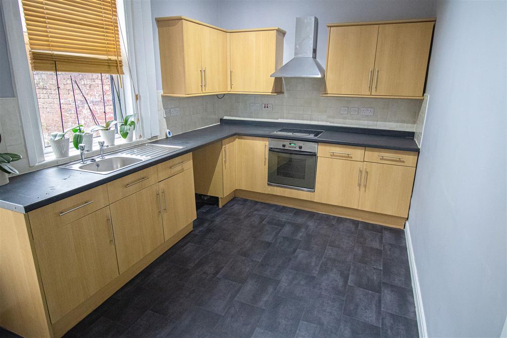 Property photo 3 of 8 Kitchen