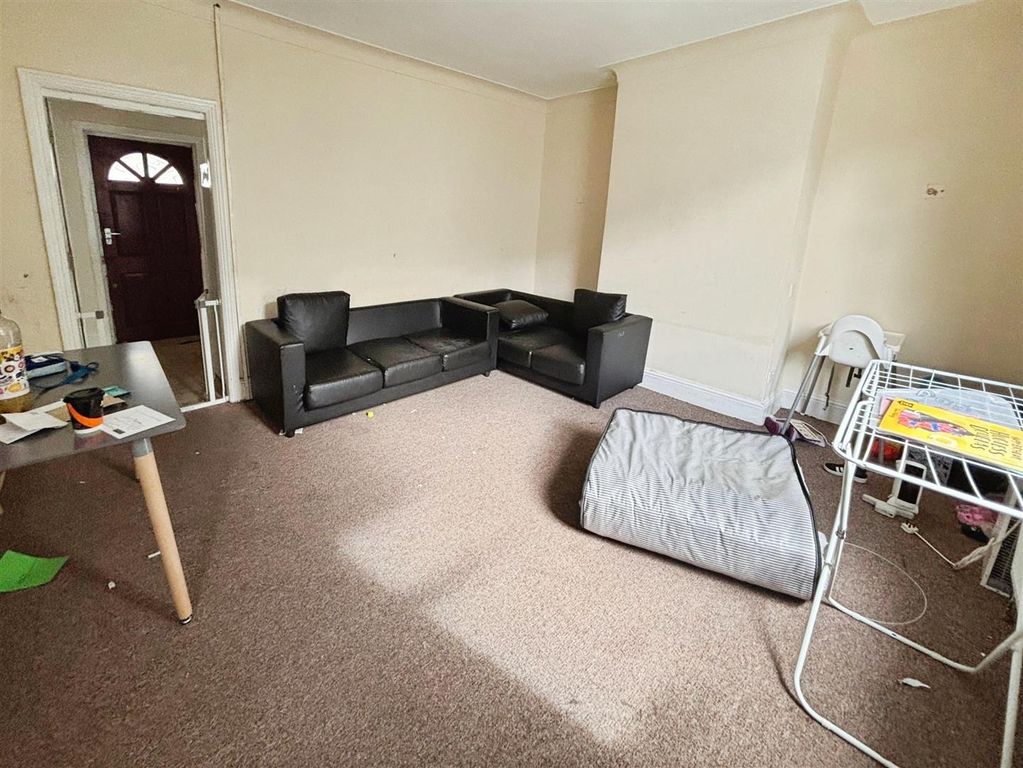 Property photo 3 of 12 Lounge