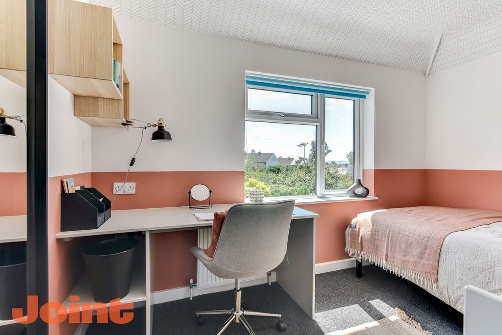 Property photo 1 of 6 This Inviting Double Bedroom Features A Cozy Bed, ...