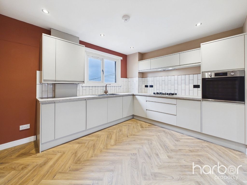 Property photo 3 of 17 5211844