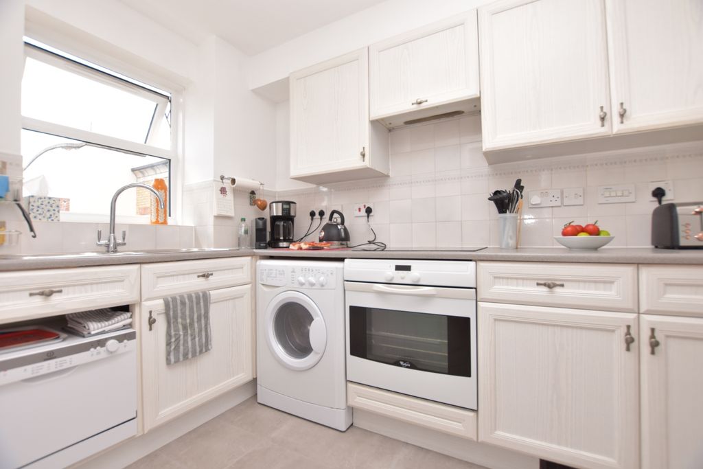 Property photo 3 of 9 Kitchen