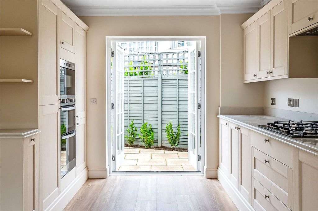 Property photo 3 of 17 Kitchen
