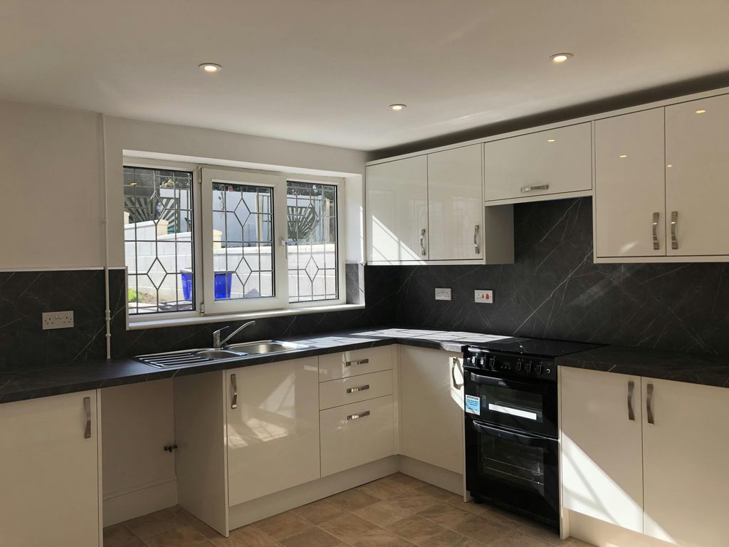 Property photo 2 of 9 Kitchen.Jpg