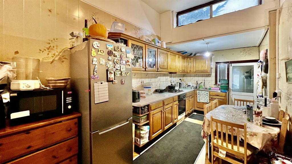 Property photo 2 of 10 Kitchen