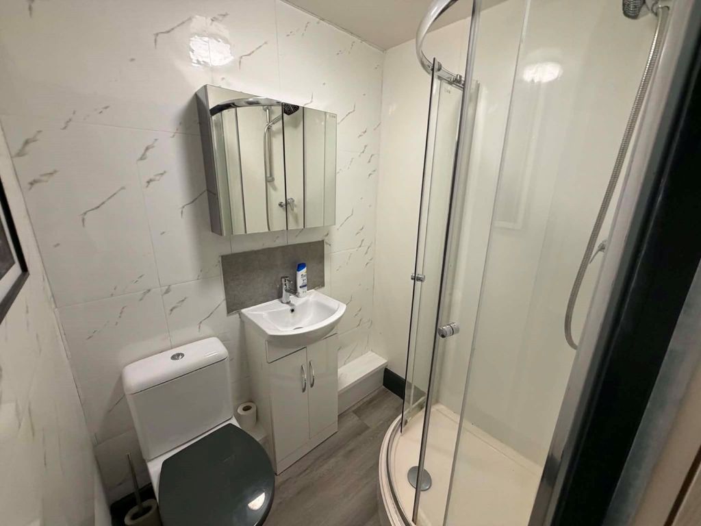 Property photo 1 of 8 Bathroom