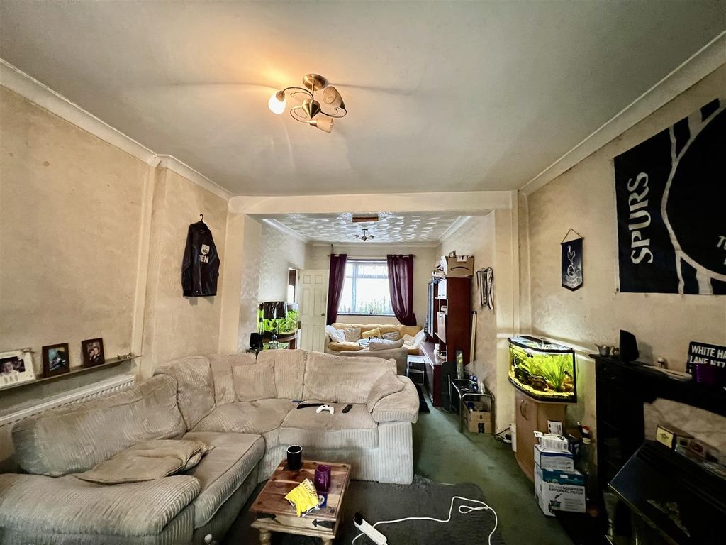 Property photo 2 of 15 Lounge