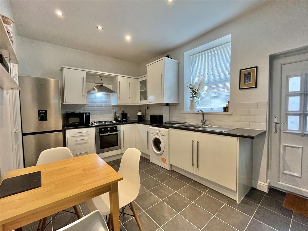 Property photo 2 of 9 Dining Kitchen