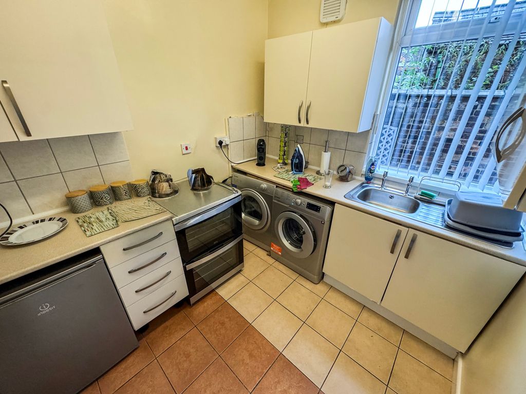 Property photo 3 of 8 Kitchen