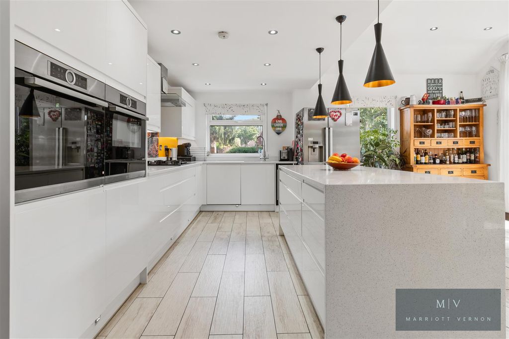 Property photo 3 of 25 Lyndhurst Close 1 MV-2.Jpg
