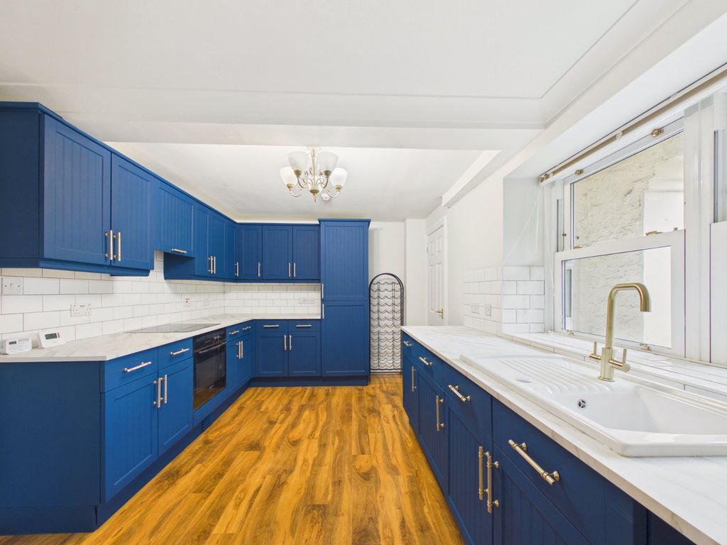 Property photo 3 of 21 Kitchen