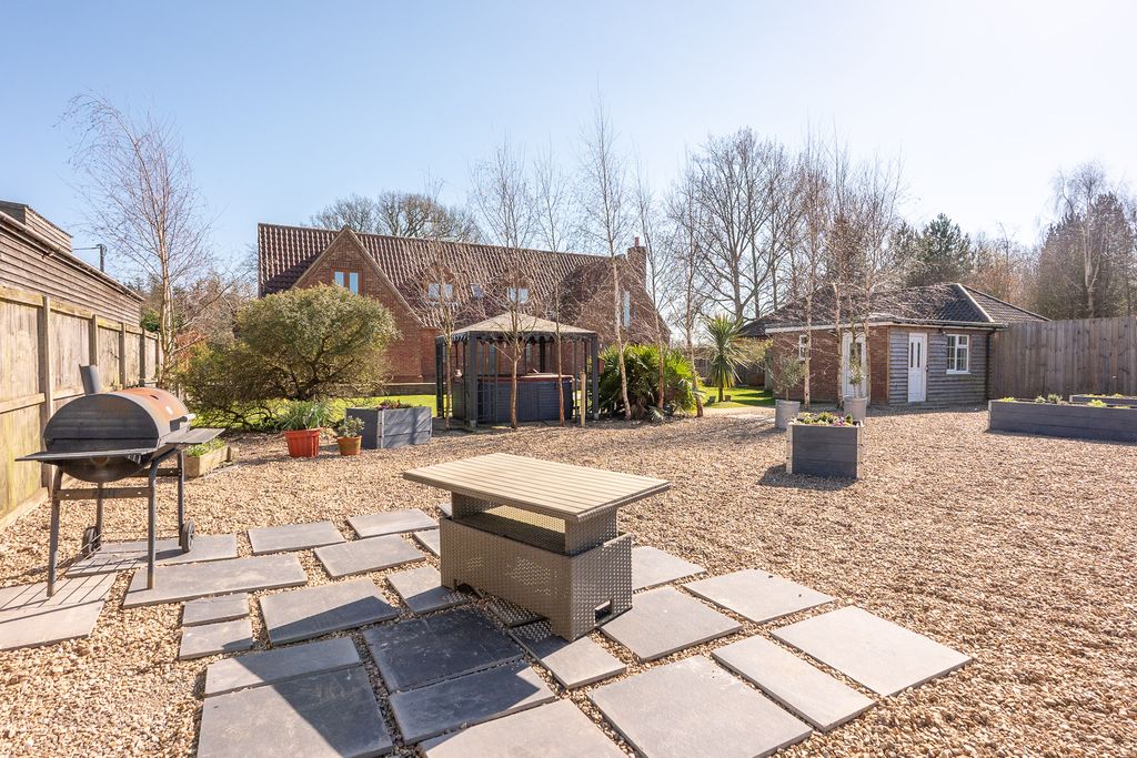 Property photo 2 of 30 Thepaddock,Holtroad,Woodnorton-76