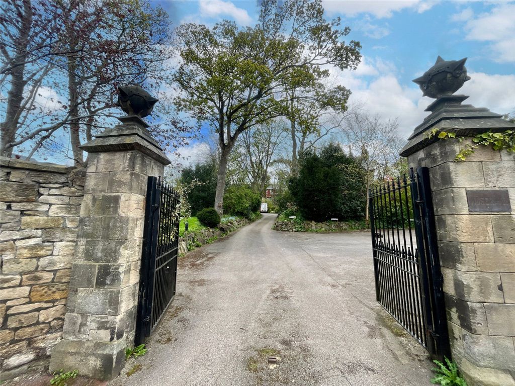 Property photo 2 of 11 Gated Entrance