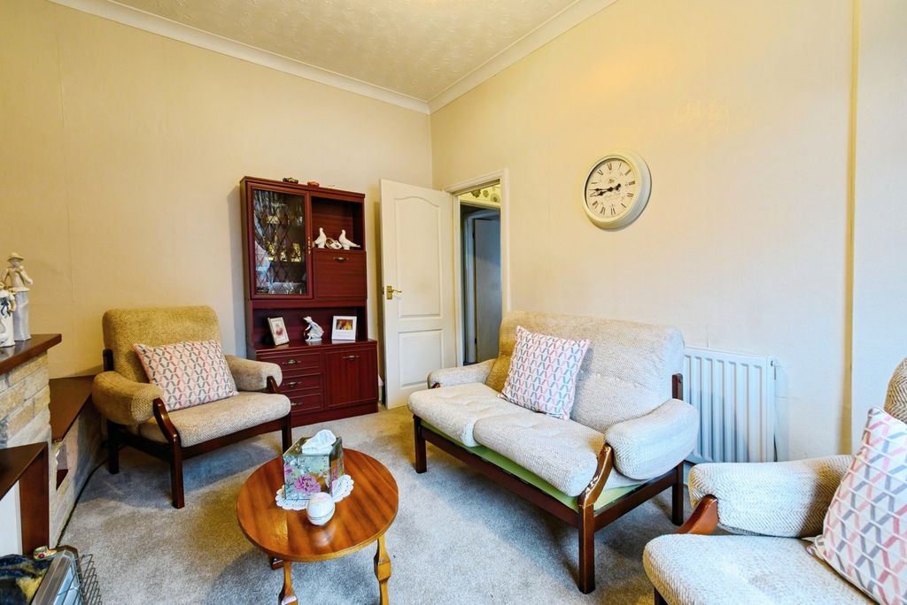 Property photo 3 of 17 Living Room