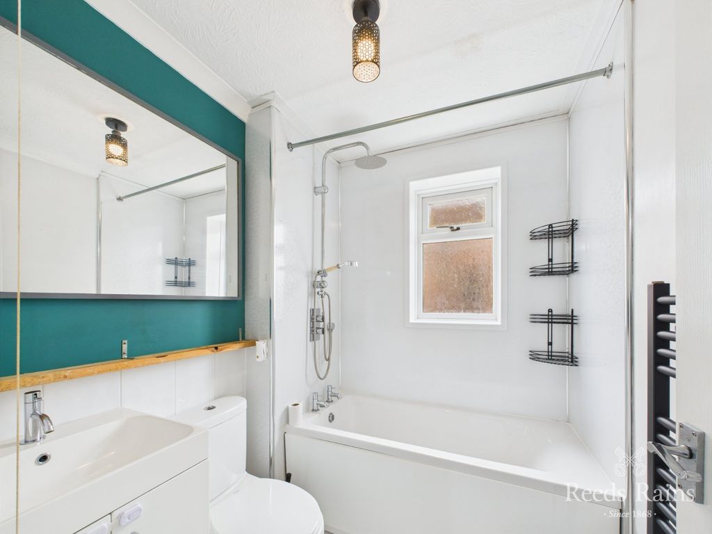 Property photo 3 of 17 Bathroom