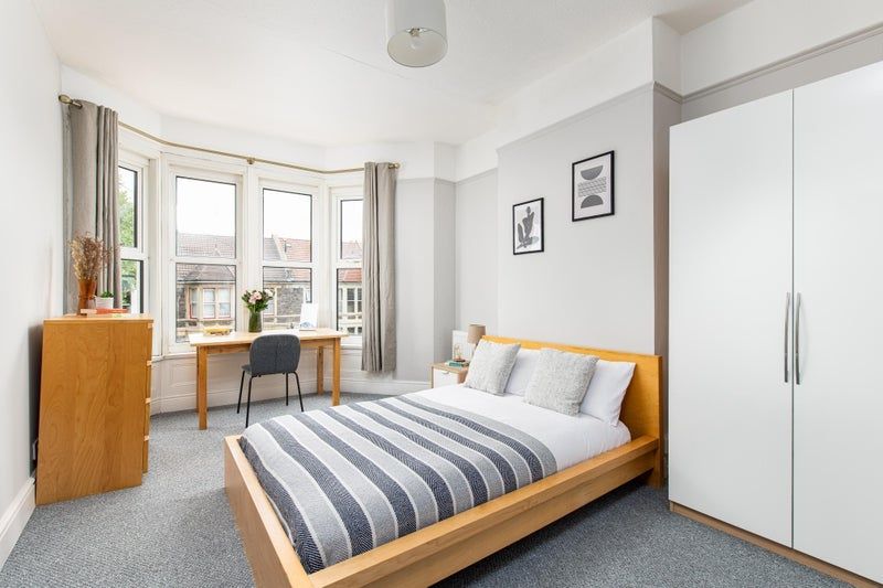 Property photo 1 of 15 Bright, Neatly Presented Double Bedroom With A Com...