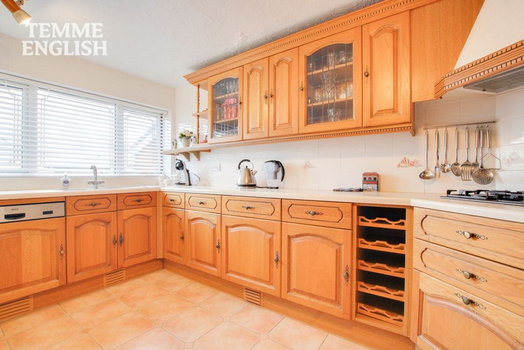 Property photo 2 of 28