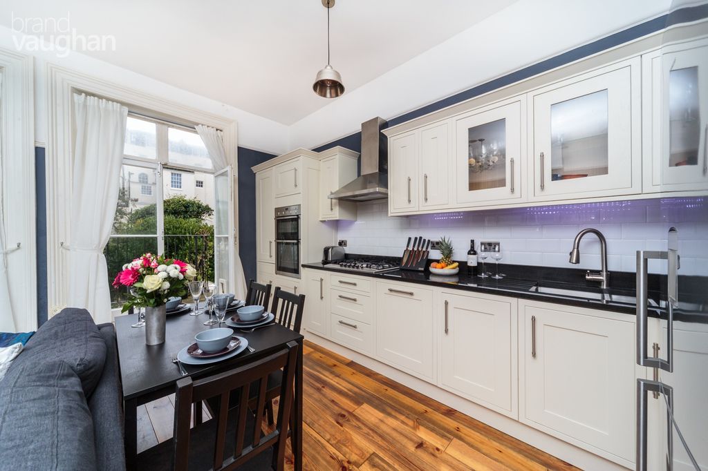 Property photo 3 of 10 Kitchen