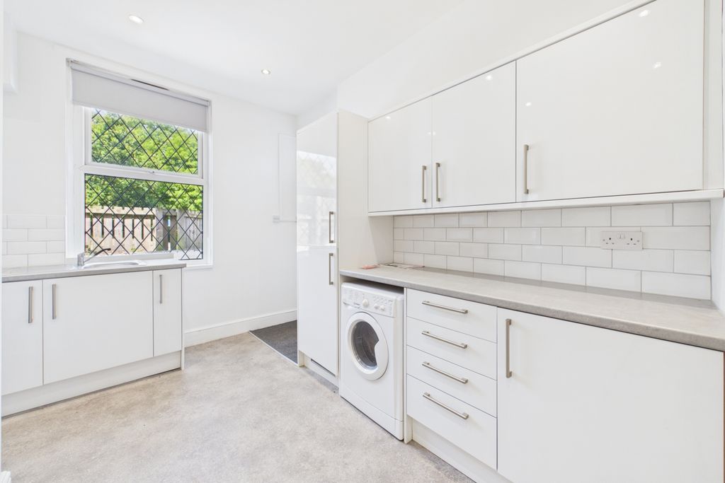 Property photo 3 of 10 Kitchen