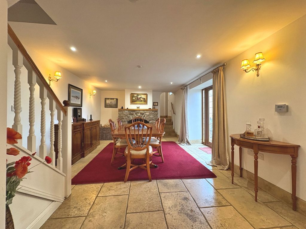 Property photo 2 of 28